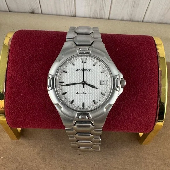 Vintage Bulova Man’s Accutron AccuQuartz 17 Jewel Self Winding Watch T9 - Picture 9 of 9